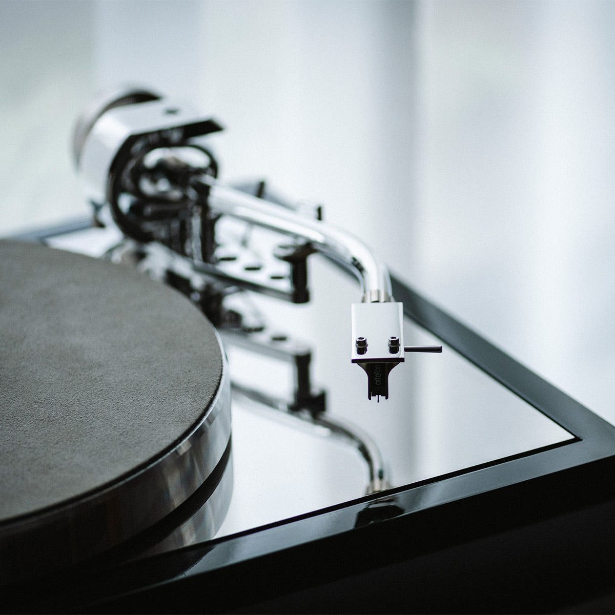 Pro-Ject The Classic Reference Balanced Turntable (Silver & Gloss Black)