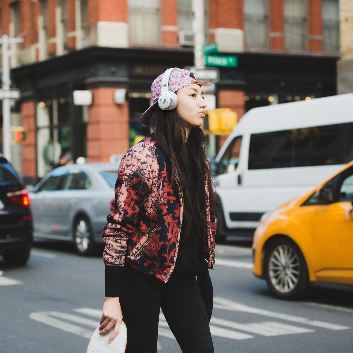 JBL Live 670NC Wireless On Ear Noise Cancelling Headphone Bundle with gSport Case (White)