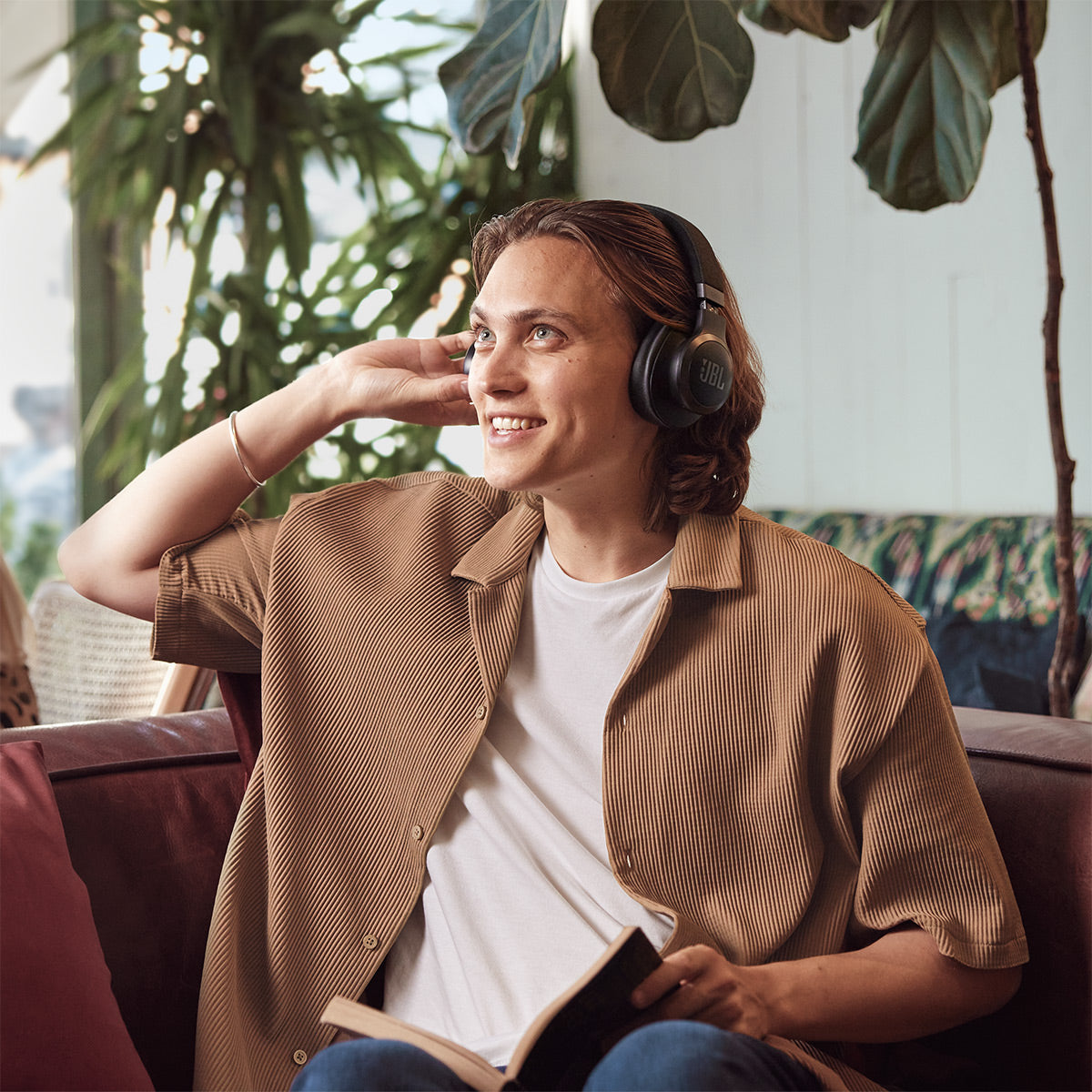 JBL Live 770NC Wireless Over Ear Noise Cancelling Headphone Bundle with gSport Case (Black)
