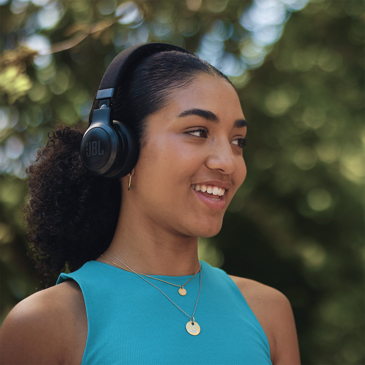 JBL Live 670NC Wireless On Ear Noise Cancelling Headphone Bundle with gSport Case (Black)