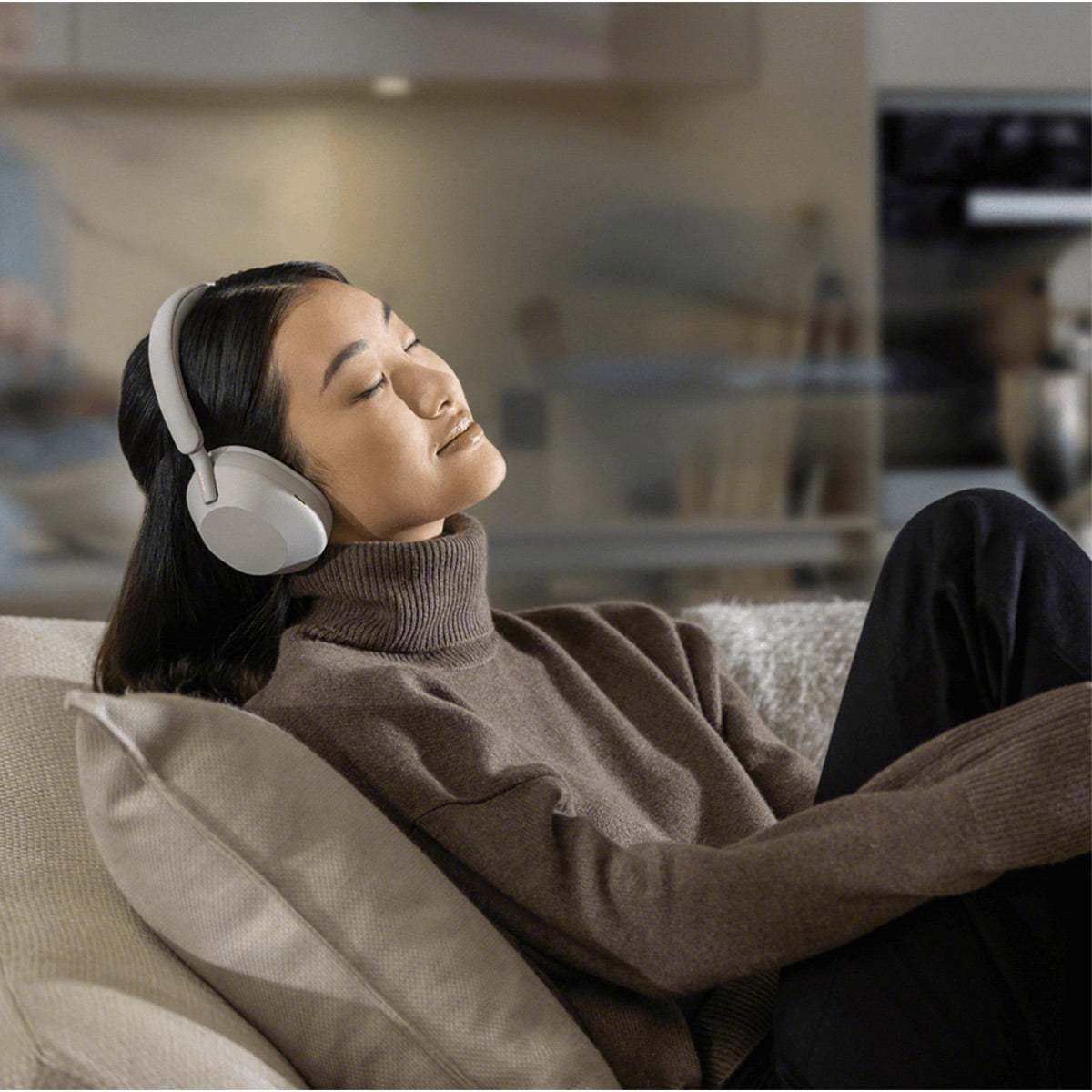 Sony WH-1000XM5 Wireless Noise Cancelling Over-Ear Headphones Bundle with gSport Accessory Kit (Silver)