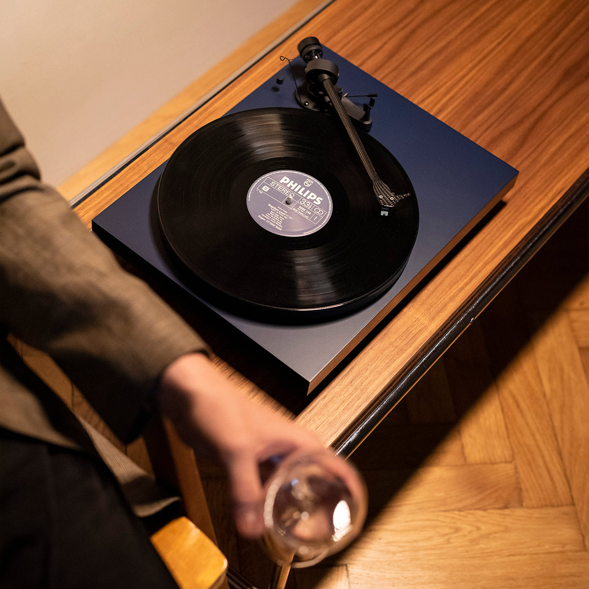 Pro-Ject Debut Carbon Evolution with Sumiko Rainier (Satin Black)
