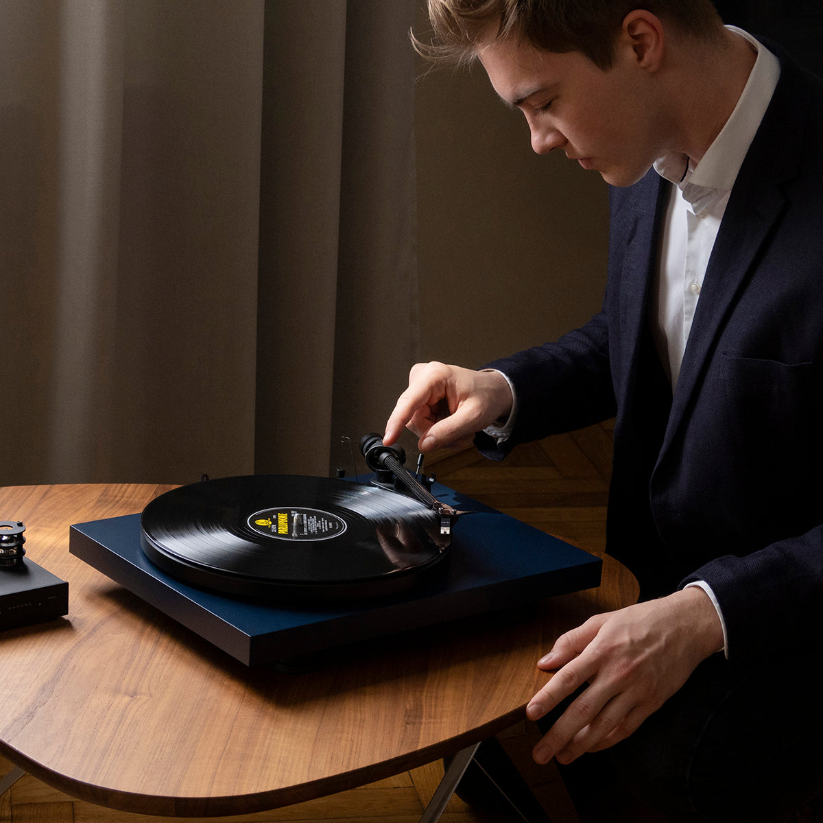 Pro-Ject Debut Carbon Evolution with Sumiko Rainier (Satin Black)