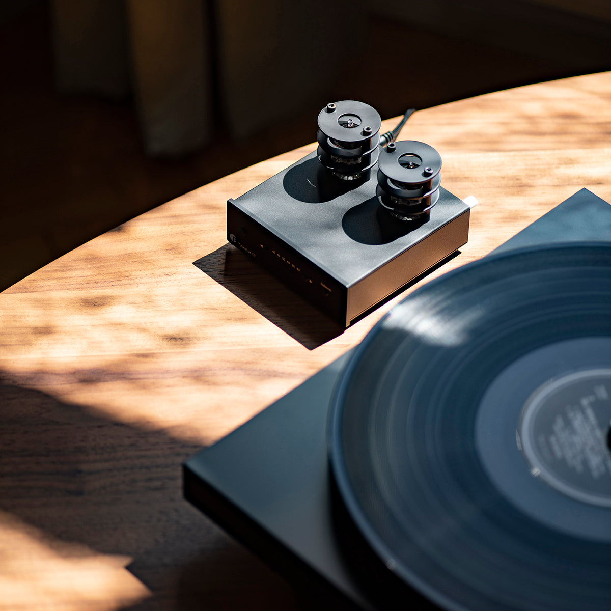 Pro-Ject Debut Carbon Evolution with Sumiko Rainier (Satin Black)