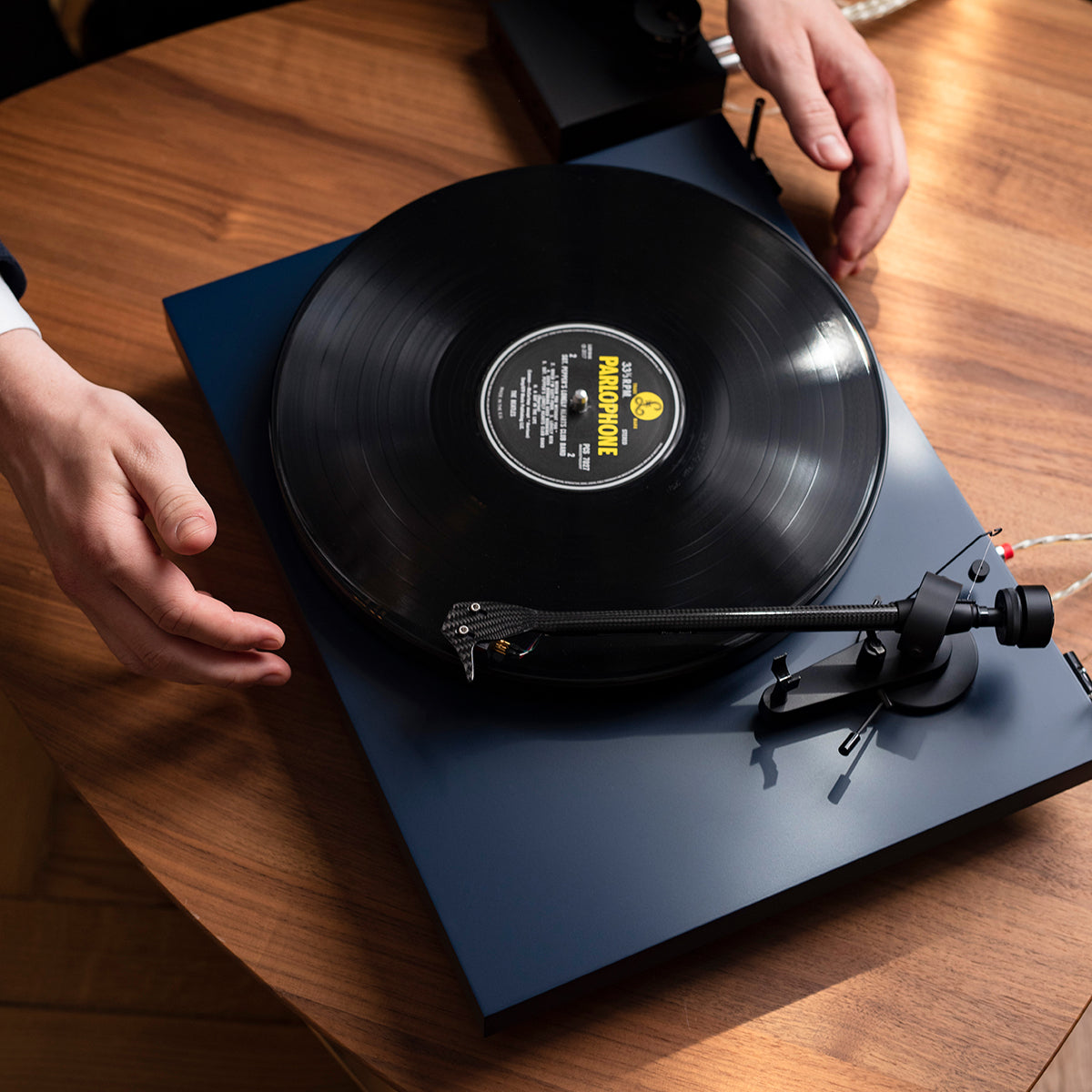 Pro-Ject Debut Carbon Evolution with Sumiko Rainier (Satin Black)