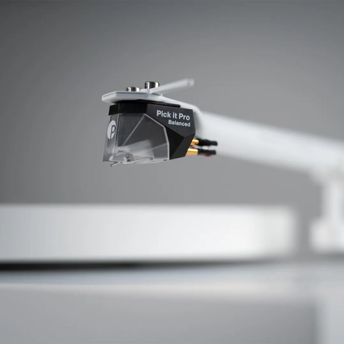 Pro-Ject Debut PRO B Balanced Turntable with Pick it PRO Balanced Cartridge (White)