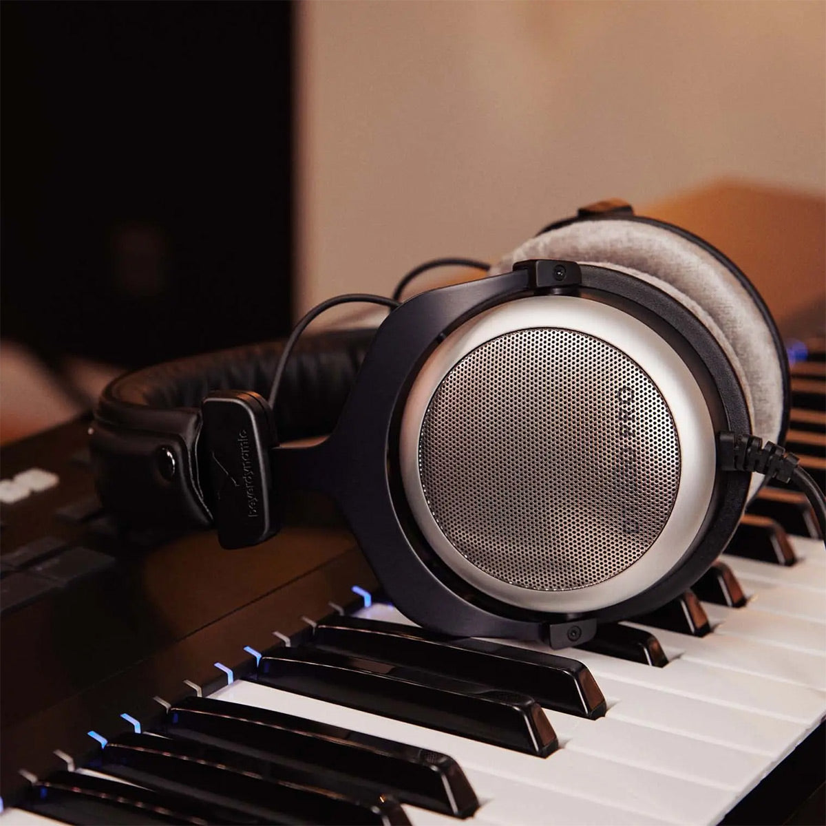 Beyerdynamic DT 880 Pro Studio Headphones (250 Ohms)