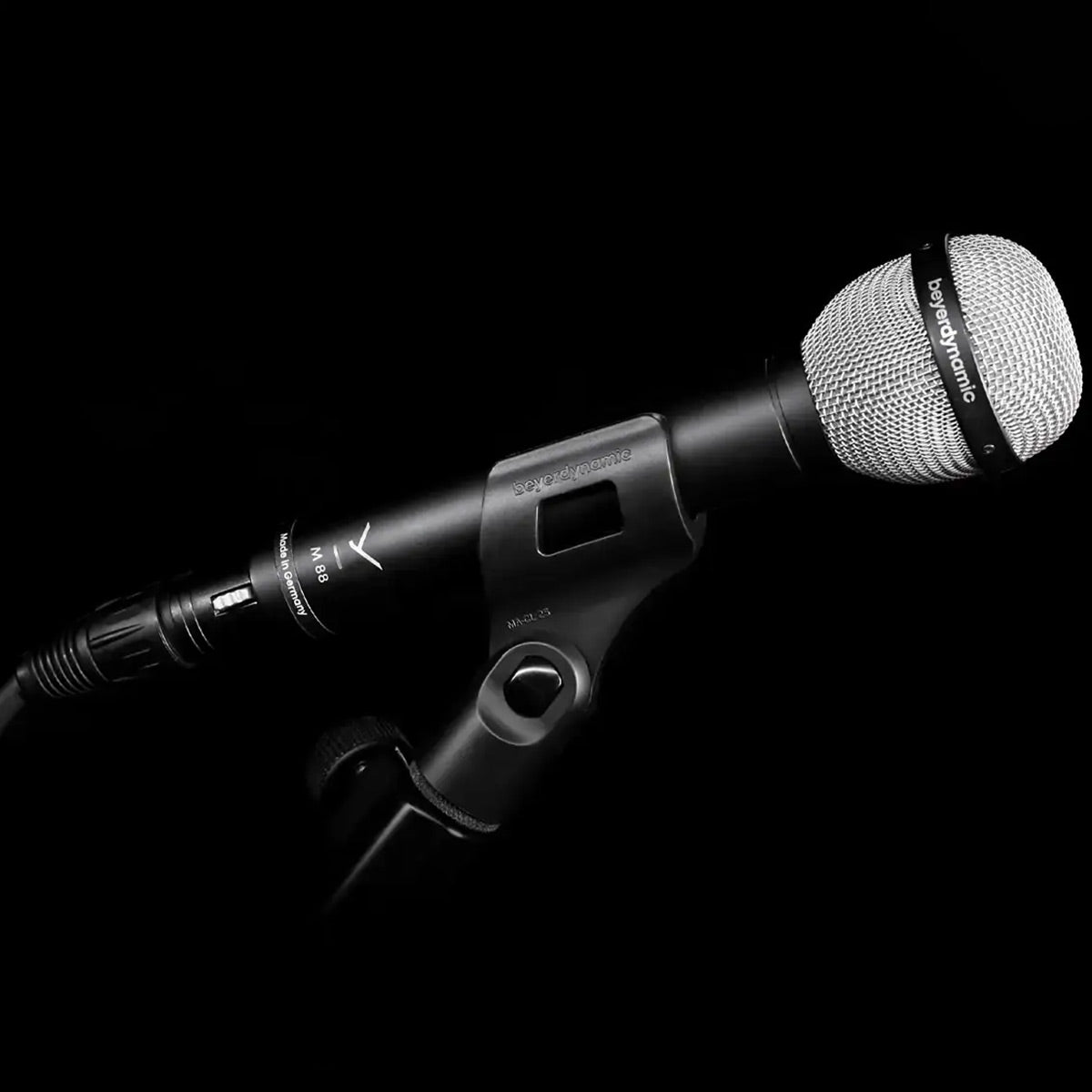 Beyerdynamic M 88 Dynamic Hypercardioid Moving-Coil Microphone